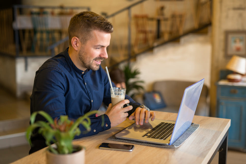 freelance travaillant sur ordinateur